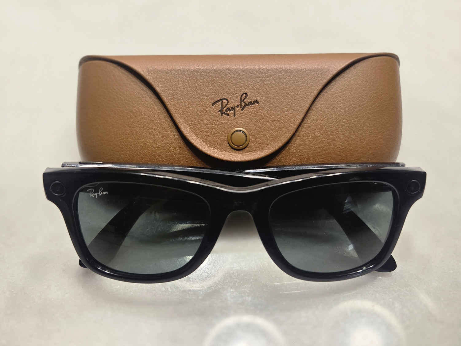 Ray-Ban Meta Gen 1 (Wayfarer) con estuche de carga de cuero, foto de usuario